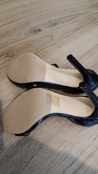 Sandálias pretas clássicas tamanho 37.