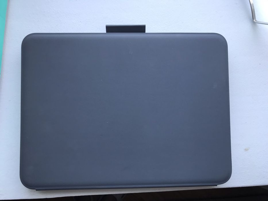 Чохол-клавіатура Logitech Slim Folio для iPad 10th Gen (10.9"). Практично новий!