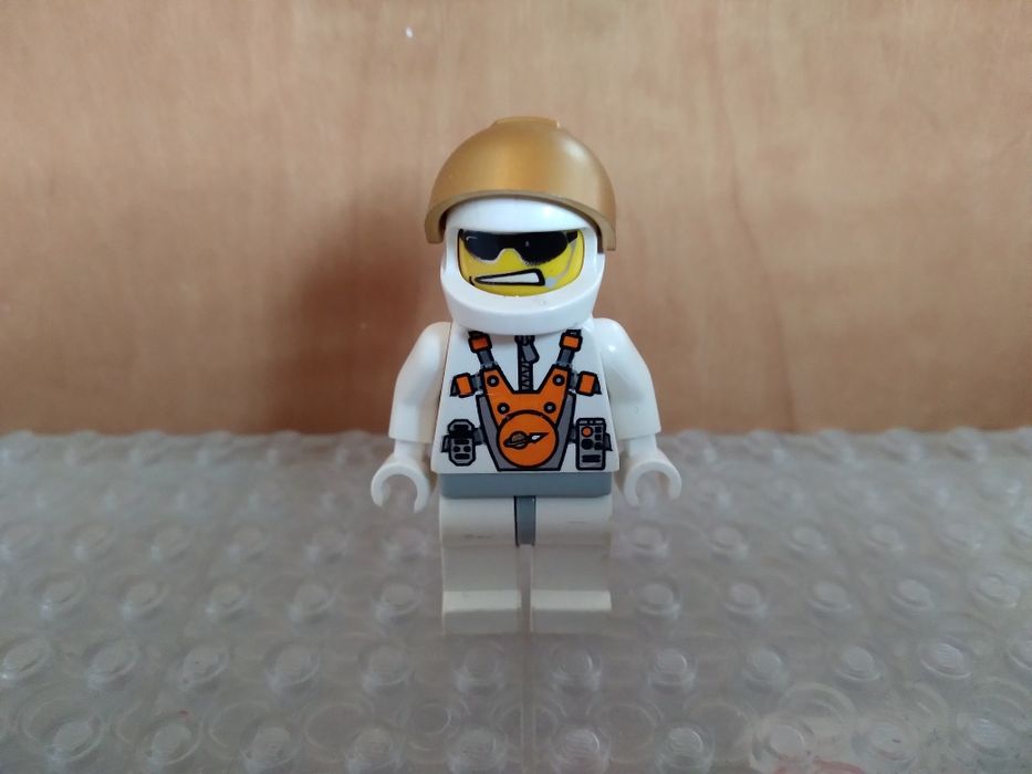 mm004 lego figurka mars mission Astronaut with Helmet and Sunglasses, Smirk, and Headset