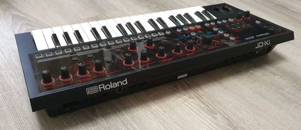 Roland JD-XI Synthesizer z futerałem – jak nowy
