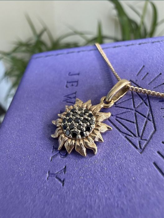 Золотая подвеска с чёрными бриллиантами