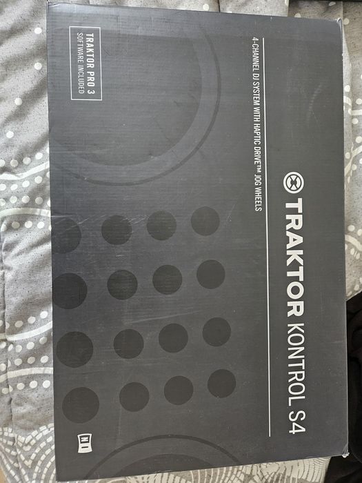 Mesa de mistura  dj traktor s4 mk3