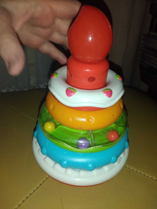 Grajacy tort urodzinowy wieza do układania smily play