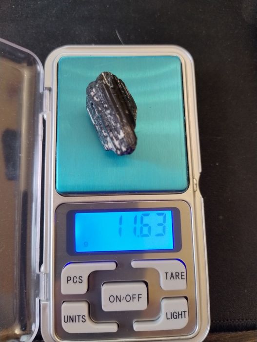 Шерл чорний турмалін