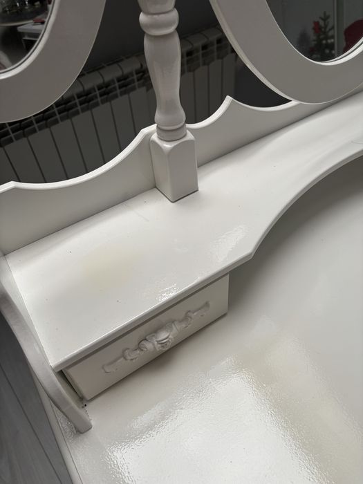 Toaletka biała z 3 lustrami