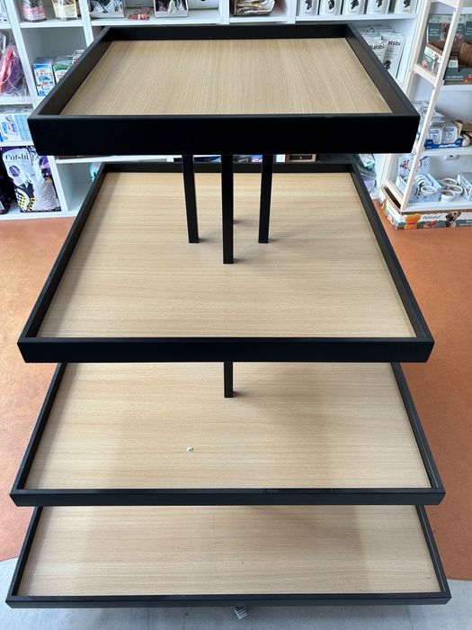 Expositor em forma ilha com rodas