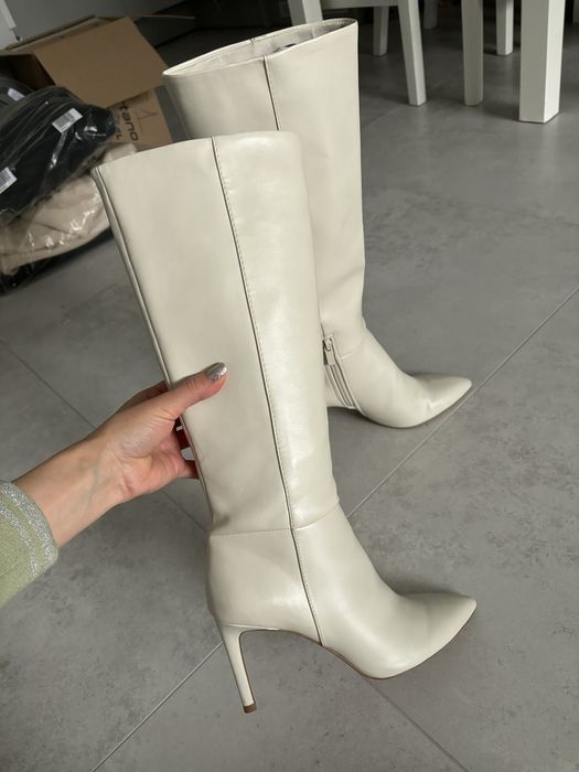 Jasne kozaki przed kolano na szpilce Stradivarius kremowe ecru