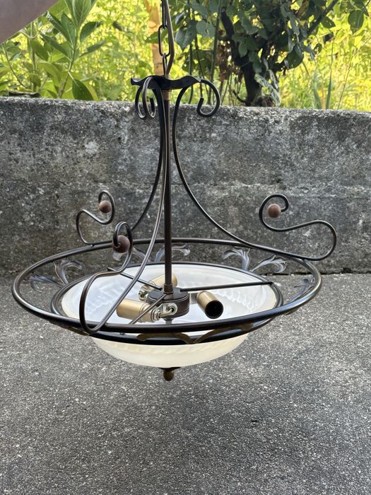 Candeeiro de Teto Clássico em Ferro e Vidro Fosco – Estilo Vintage Elegante
