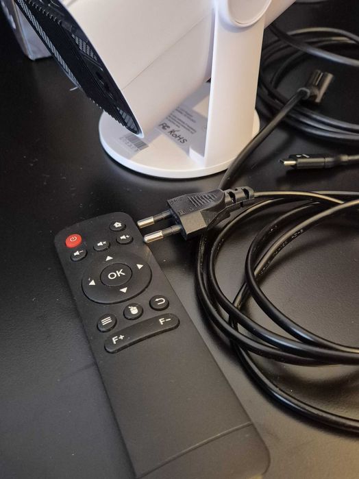 Projetor de Vídeo HD (Wi-Fi / Bluetooth) + Cabo para Telemóvel
