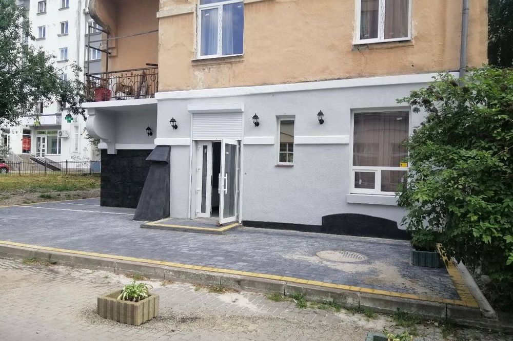 .  Приміщення поруч з магазином Фуршет