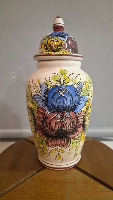 Pote de faiança pintada à mão