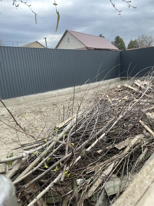 Продам будинок 1/3  зі землею