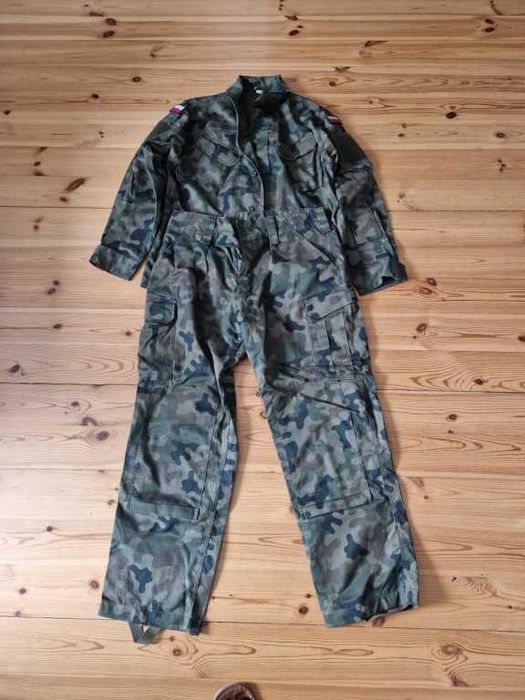 Bluza wraz z spodniami wojskowymi