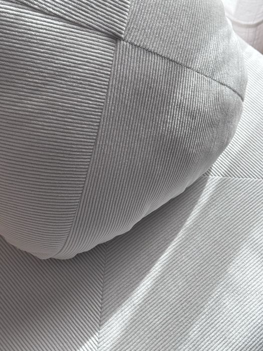 Sofa tipo puff em branco