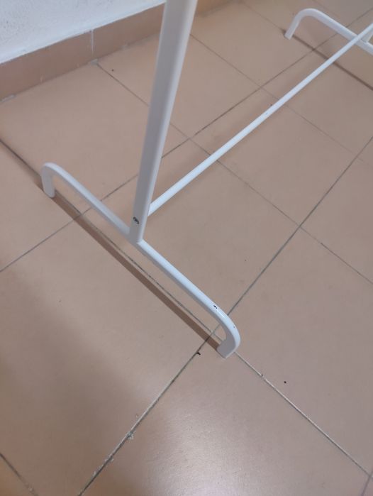 Rack de roupas branco