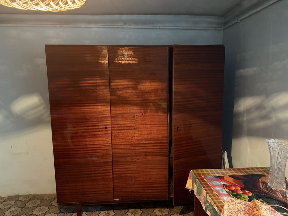 Продам  стареньку шафу