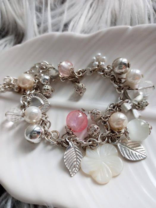 Bransoletka z zawieszkami i perełkami