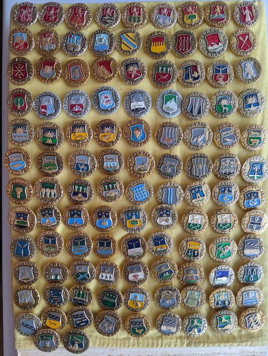 Значки із серій"Древний герб" (12штук),"Замки України" (5штук)