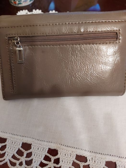 Carteira Gess de Mulher, em Pele Cinzento envernizado.