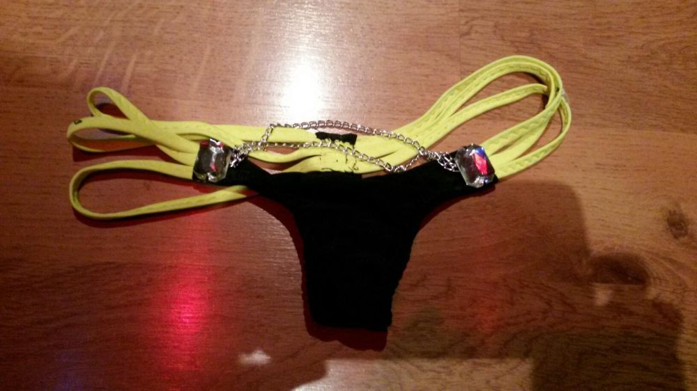 Sprzedam nowe stringi z kamieniami