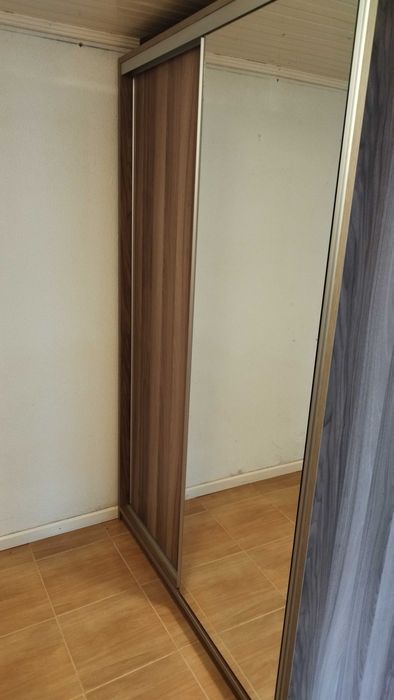 Guarda-fatos/Roupeiro feito à medida de 2 portas com 1 espelhada