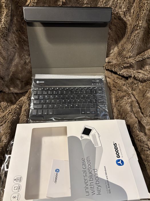 Capa universal com teclado para tablets 10/11” 20€