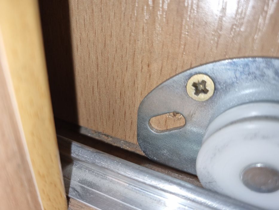 Stolarz - naprawa szaf , mebli , wymiana drzwiczek kuchennych , drzwi