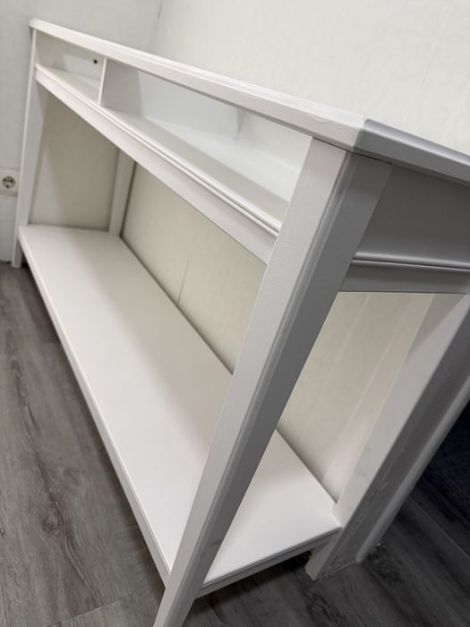 consola branca IKEA Liatorp.