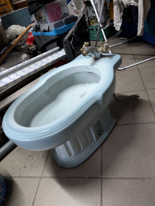 Bidé azul em bom estado