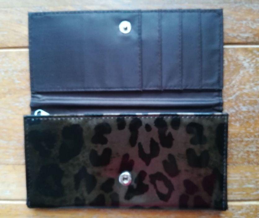Lakierowany portfel w panterkę