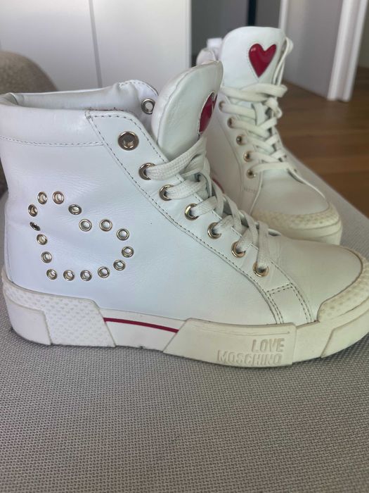 Ténis Moschino Hi Platform brancos.