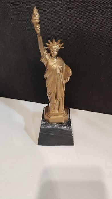 Estátua da Liberdade em Latão e Base em Pedra