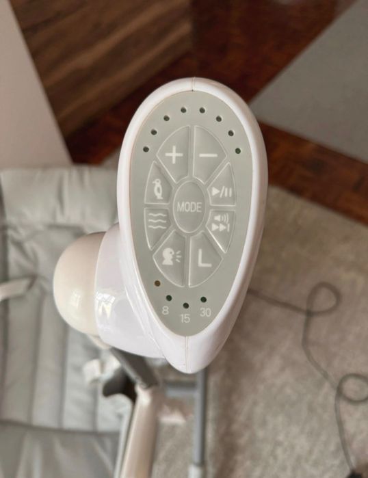 Cadeira de balanço com uma mesa de alimentação.