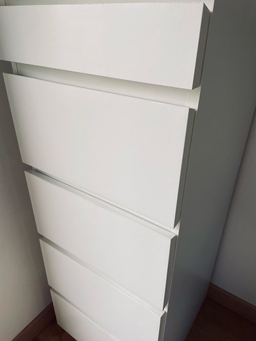 Cómoda com 6 gavetas e espelho.