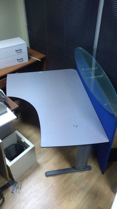 Reception desk with elevated glass counter64584264734210120