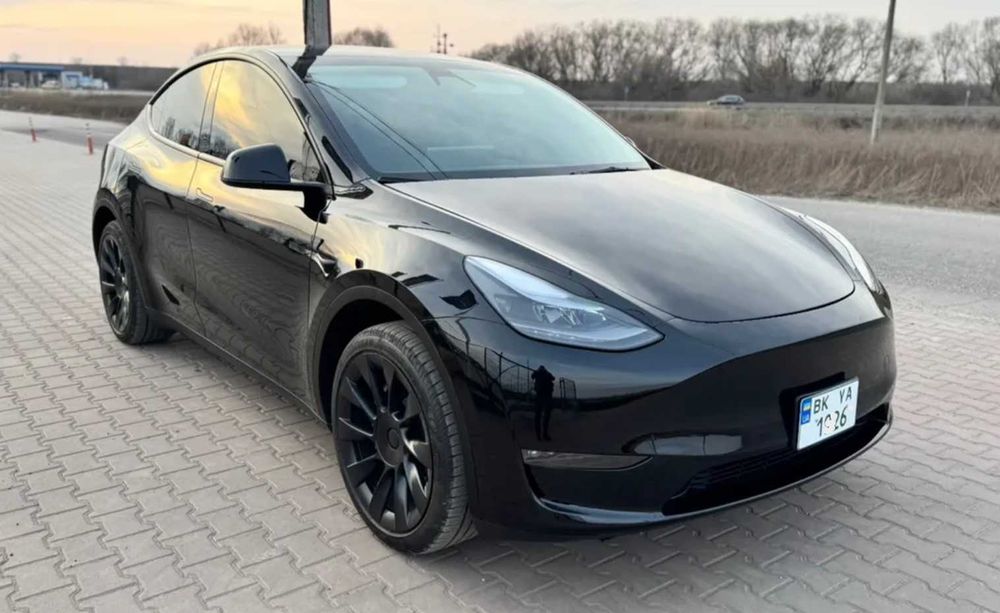 Таксі Трансфер Tesla Model Y з водієм Міжміські перевезення з Луцька по всій Україні.
