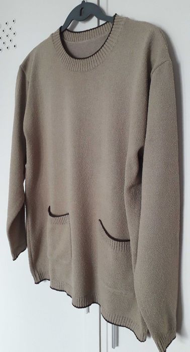 Camisola com bolsos frontais