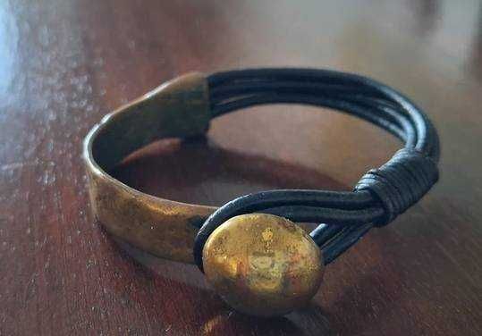 Pulseiras cabedal e metal