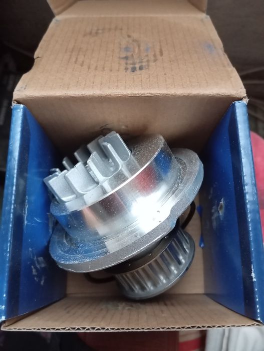 Продам помпу Ланос , кадет .