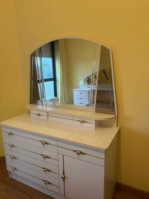 Cómoda com espelho branco