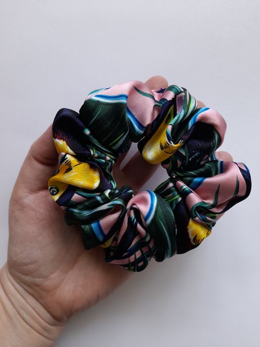 Jedwabna gumka scrunchie z kokardką jungle