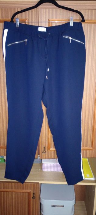 Spodnie z pagonami na gumce.