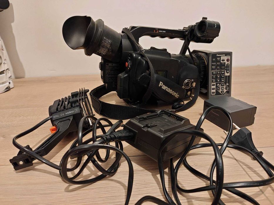 Panasonic AG-DVX100B 3CCD ビデオカメラ#837.10 Panasonic AG-DVX100B 3CCD 24p Mini-DV Cinema Camcorder B&H