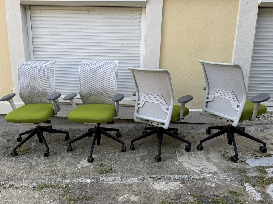 Quatro cadeiras de escritório Vitra ID Mesh