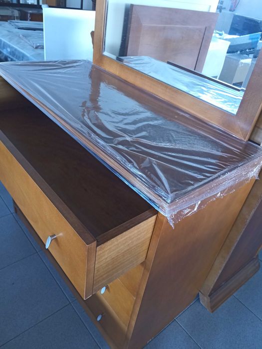 Cama madeira c/ estrado de ripas + cómoda