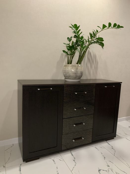 Комод вмісткий із 4 шухлядами і полками