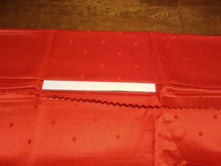 Nowy czerwony obrus plamoodporny 120x200