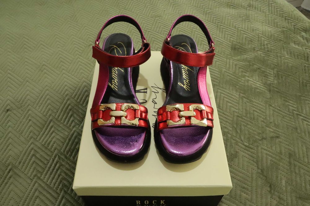 Sandálias coloridas Marca Rockaway