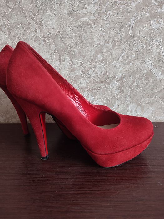 Ідеальні темно-червоні туфлі в шикарному стані