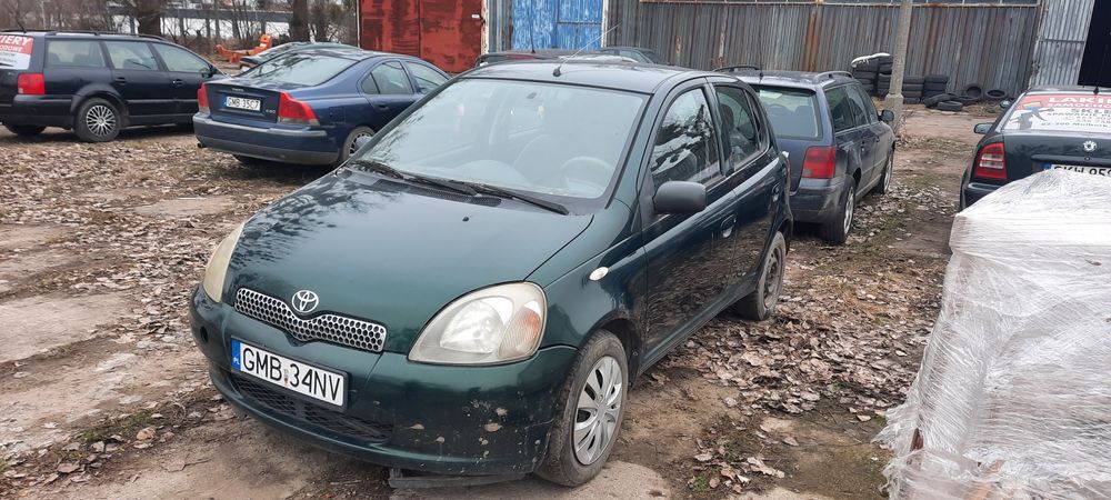 Toyota yaris 1.0 benz  4 drzwi.